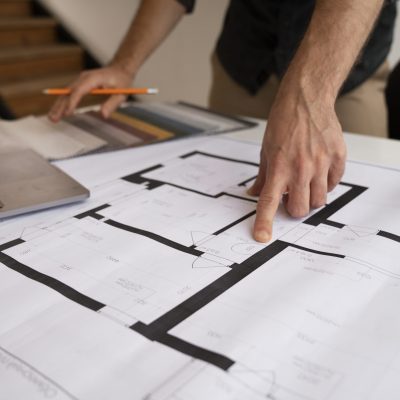 empleado que trabaja en la vista lateral del proyecto